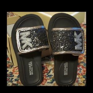MK BLACK FLIP FLOPS